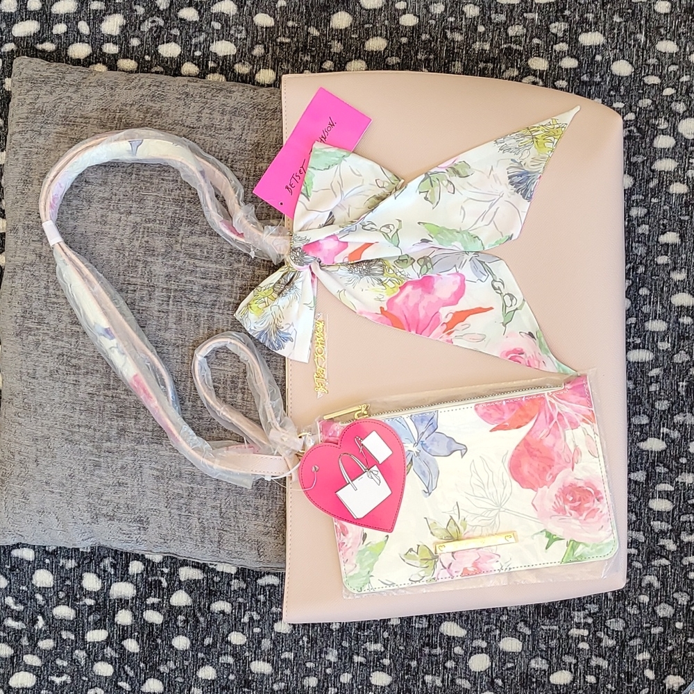 Betsey Johnson Lilly Tote bag in Blush Floral NWT